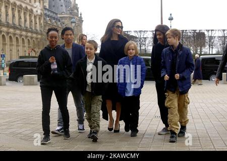 Angelina Jolie with her children Shiloh Pitt Jolie, Maddox Pitt Jolie, Vivienne Marcheline Pitt Jolie, Pax Thien Pitt Jolie, Zahara Marley Pitt Jolie, Knox Leon Pitt Jolie, visit the Louvre in Paris, France, on January 30, 2017. (Photo by Mehdi Taamallah/NurPhoto) Stock Photo