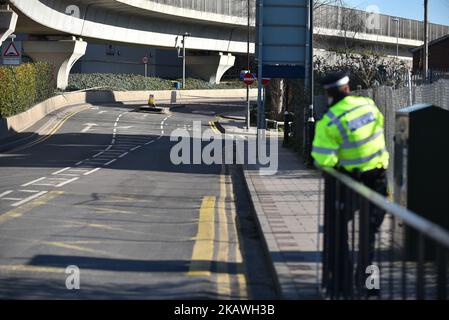 Metropolitan Police are seen as they closed London City Airport and the surrounding, London on February 12, 2018. A bomb of the Second World War has been found in the river Thames. The airport has been closed as the Meteopolitan Police and the Royal Navy are dealing with the unexploded bomb. (Photo by Alberto Pezzali/NurPhoto) Stock Photo