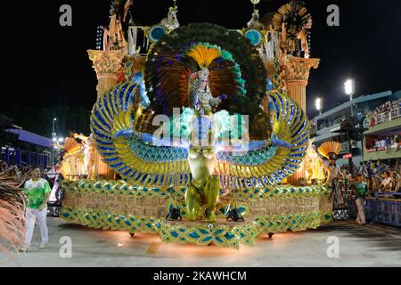 A reveller of the IMPERATRIZ LEOPOLDINENSE samba-swing school performs during the first night of Rio's Carnival at the Sambadrome in Rio, Brazil, on February 12, 2018. (Photo by Gilson Borba/NurPhoto) Stock Photo