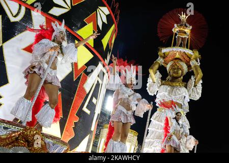 A reveller of the Uniao da Ilha do Governador samba school performs during the first night of Rio's Carnival at the Sambadrome in Rio, Brazil, on February 12, 2018. (Photo by Gilson Borba/NurPhoto) Stock Photo