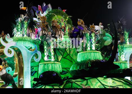 A reveller of the IMPERATRIZ LEOPOLDINENSE samba-swing school performs during the first night of Rio's Carnival at the Sambadrome in Rio, Brazil, on February 12, 2018. (Photo by Gilson Borba/NurPhoto) Stock Photo