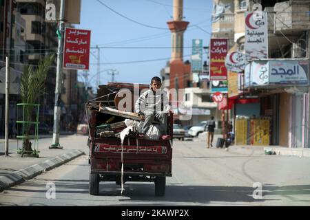 A Palestinian boy sitting at a cart in the Nuseirat refugee camp in the central Gaza Strip on February 23, 2018. (Photo by Majdi Fathi/NurPhoto) Stock Photo