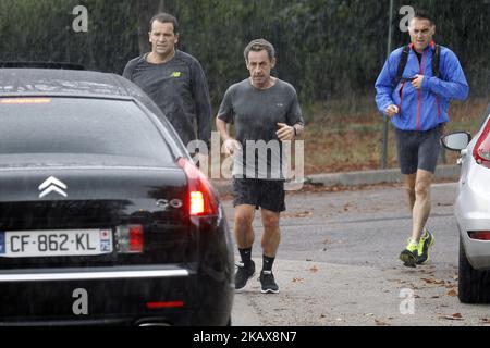 EXCLUSIVE. Former French President Nicolas Sarkozy running with his bodyguard around his house in Paris, on September 21, 2014. This day he has to give an interview on French TV channel France 2. Sarkozy, who finally ended months of speculation over his comeback on September 19, 2014 with an announcement on Facebook, will be standing for the UMP presidency in November, pledging a total reform of the party in a Sunday interview. (Photo by Mehdi Taamallah/NurPhoto) Stock Photo