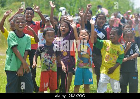 Local children from the native population seen awaiting for the riders on the side of the road during the fifth stage, the mountain stage of 169.4km from Bentong to Cameron Highlands, of the 2018 Le Tour de Langkawi. On Thursday, March 22, 2018, in Cameron Highlands, Malaysia. (Photo by Artur Widak/NurPhoto) Stock Photo