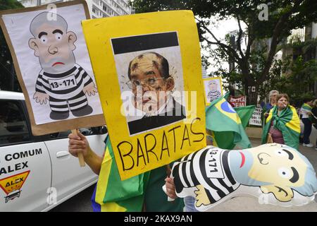 Demonstrators protest in Sao Paulo, Brazil on March 22, 2018, while the Supreme Court rules in the Brazilian capital, the Habeas Corpus that could prevent former Brazilian president Luiz Inacio Lula da Silva, from being arrested. Brazil's top court convened Thursday to rule on whether former president Luiz Inacio Lula da Silva should face jail if he loses an appeal next week or if he can pursue other legal remedies. A court in Porto Alegre is to give its verdict on Monday on Lula's appeal against a 12-year jail sentence for money laundering and corruption. (Photo by Cris Faga/NurPhoto) Stock Photo