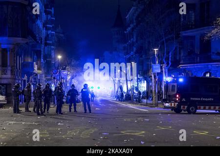 Demonstration and protesters clash with riot police because the blocking of the road around the central government offices during a demonstration in Barcelona, Spain on March 25, 2018. (Photo by Xavier Bonilla/NurPhoto) Stock Photo