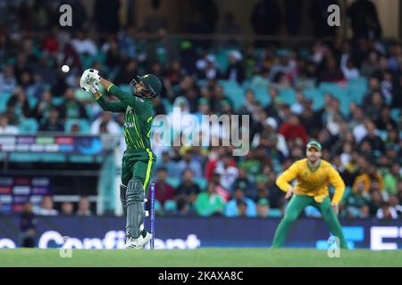 SCG, NSW, Australia: 3rd November 2022;  T20 World Cup Cricket, Pakistan versus South Africa: Mohammad Haris of Pakistan reaches high to hit the ball Stock Photo