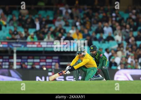 SCG, NSW, Australia: 3rd November 2022;  T20 World Cup Cricket, Pakistan versus South Africa: Heinrich Klaasen of South Africa sweeps the ball to the offside Stock Photo