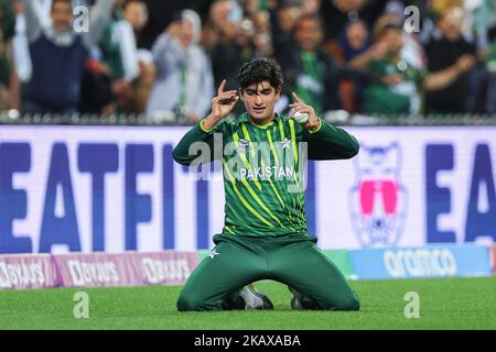 SCG, NSW, Australia: 3rd November 2022;  T20 World Cup Cricket, Pakistan versus South Africa: Naseem Shah of Pakistan takes a catch and the wicket of Tristan Stubbs of South Africa for 18 runs Stock Photo