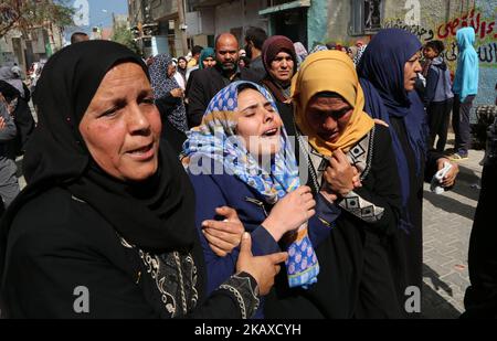 Palestinian relatives of Hamdan Abu Amsha, who was killed a day earlier by Israeli forces when clashes erupted as tens of thousands as Gazans marched near the Israeli border with the enclave to mark Land Day, cry during his funeral in Beit Hanun in the northern of Gaza Strip on March 31, 2018. At least 15 people were killed and hundreds more wounded in the conflict's worst single day of violence since the 2014 Gaza war. Israel's military allegedly targeted three Hamas sites in the Gaza Strip with tank fire and an air strike after what it said was an attempted shooting attack against soldiers a Stock Photo