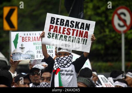 Hundreds of Muslims from the Al-Aqsa Working Group organization held a rally in front of the US Embassy in Jakarta, Indonesia on April 3, 2018. The rally was carried out in support the Great Return March movement by Palestinian people in an attempt to seize his homeland from the Israel occupation. Since the action occurred on Friday, March 30 at least 18 Palestinians were shot dead by Israeli soldiers. They also condemned the US government, which as a member of the UN Permanent Security Council. (Photo by Aditya Irawan/NurPhoto) Stock Photo