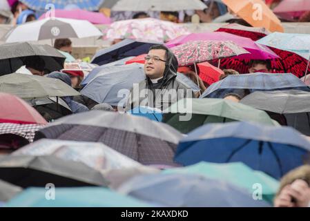 Pilgrim wait under the rain the begins of Pope Francis weekly general audience in St Peter Square at the Vatican on Wednesday, April 4, 2018. (Photo by Massimo Valicchia/NurPhoto) Stock Photo