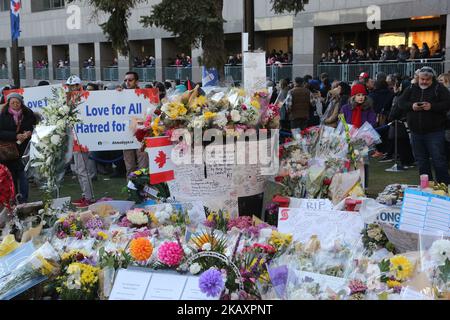 Flowers and messages of condolence at a memorial during an inter-faith vigil at Nathan Phillips Square in memory of the 10 people killed and 15 people injured in a deadly van attack in Toronto, Ontario, Canada, on 29 April 2018. Alek Minassian is identified as the driver who ran down a number of pedestrians killing 10 people and injuring 15 others, including leaving 4 people in critical condition, in the Yonge Street and Finch Avenue area of North York in Toronto around 1:30PM on April 23, 2018. (Photo by Creative Touch Imaging Ltd./NurPhoto) Stock Photo