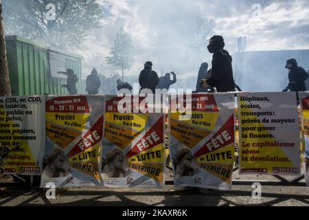 Important clashes in the Streets of Paris for the 1st of May demonstration, in Paris, France, on 1st May 2018. Between 20 000 and 50 000 persons have gathered in the Streets of Paris for the 1st of May demonstration. Among them, 1200 black blocs, an extremist group, took the lead of the rally, and eventually clashed with the French police. (Photo by Guillaume Pinon/NurPhoto) Stock Photo