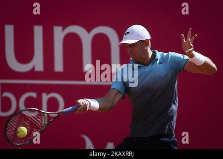 Kevin Anderson from South African in action during the match between Kevin Anderson and Stefanos Tsitsipas for Millennium Estoril Open 2018 at Clube de Tenis do Estoril on May 03, 2018 in Estoril, Portugal. (Photo by Carlos Costa/NurPhoto) Stock Photo