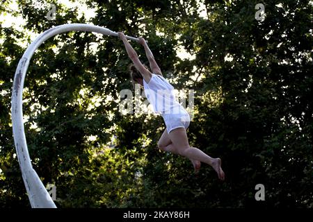 French performer Chloe Moglia delivers a breathtaking acrobatic performance at Syntagma square in Athens, Greece on June 7, 2018 as part of the Athens Epidaurus Festival 2018. (Photo by Giorgos Georgiou/NurPhoto) Stock Photo