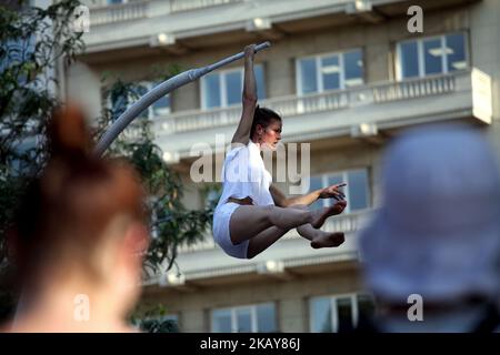 French performer Chloe Moglia delivers a breathtaking acrobatic performance at Syntagma square in Athens, Greece on June 7, 2018 as part of the Athens Epidaurus Festival 2018. (Photo by Giorgos Georgiou/NurPhoto) Stock Photo