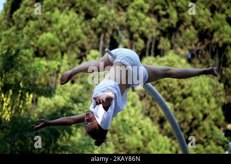 French performer Chloe Moglia delivers a breathtaking acrobatic performance at Syntagma square in Athens, Greece on June 7, 2018 as part of the Athens Epidaurus Festival 2018. (Photo by Giorgos Georgiou/NurPhoto) Stock Photo