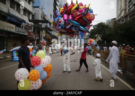 Dhaka, Bangladesh. Bangladeshi vendor sell plastic toys as the Muslims celebrate Eid-ul-Fitr festival in Dhaka, Bangladesh on June 16, 2018. Muslims around the world celebrate Eid-ul-Fitr festival with their families and friends at the end of the holy fasting month of Ramadan. (Photo by Rehman Asad/NurPhoto) Stock Photo