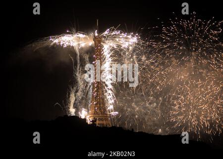 Fireworks at the Eiffel tower as France celebrates bastille day in Paris, France on July 14, 2018. (Photo by David Cordova/NurPhoto) Stock Photo