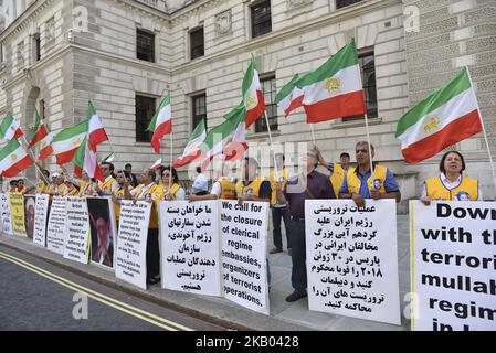 Protesters wave flags as they gather outside theForeign Office in central London on July 17, 2018, in support of national demonstrations in Iran against the existing regime. (Photo by Alberto Pezzali/NurPhoto) Stock Photo