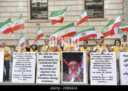 Protesters wave flags as they gather outside theForeign Office in central London on July 17, 2018, in support of national demonstrations in Iran against the existing regime. (Photo by Alberto Pezzali/NurPhoto) Stock Photo