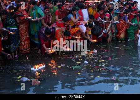 Dhaka, Bangladesh. Bangladeshi Hindu devotee women release oil lamps to the Buriganga River as they attend Bipottarini Puja in Dhaka, Bangladesh on July 17, 2018. (Photo by Rehman Asad/NurPhoto) Stock Photo
