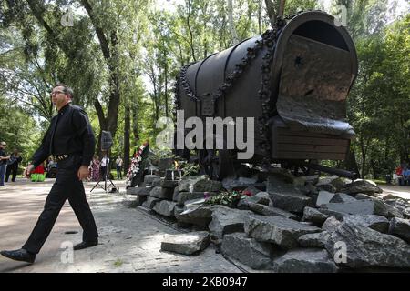 People lay flowers at the Nomad-caravan memorial of the victims of Holocaust during a remembrance ceremony in Kyiv, Ukraine, August 2,2018. Roma Holocaust Memorial Day, held every year on August 2, remembers the murders of hundreds of thousands of Romani by the Nazis and their allies during World War II. (Photo by Sergii Kharchenko/NurPhoto) Stock Photo