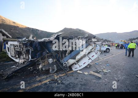 In Cochauco, located at kilometer 8 of the Pifo - Papallacta highway, an international bus from Colombia crashed, causing the death of 24 people of Colombian and Venezuelan nationality and leaving 19 injured, in Cochauco, Ecuador, Tuesday August 14, 2018. The international tourism company Cotrans Especiales del Oriente, covered the route Neiva, Pitalito, Mocoa, Villa Garzon, La Hormiga, San Miguel, Lago Agrio in Sucumbíos and Quito. The cuperops were placed in black sheaths. (Photo by Carlos Arias / PRESSOUTH/NurPhoto) Stock Photo