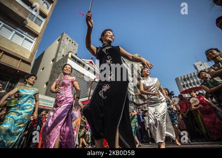 Chinese people take part in a flash mob in Sao Paulo, Brazil, on August 19, 2018. About 100 Chinese women and children accompanied by voices and traditional Chinese instruments were dressed in the typical Qipao, clothing inspired by Western fashion and today It's a fever in China. (Photo by Cris Faga/NurPhoto) Stock Photo