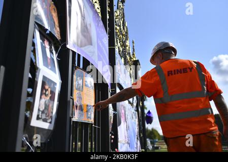 Tribute on the Golden Gates of Kensington Palace, ahead of the 21st anniversary of Princess Diana's death, London on August 31, 2018. People gathered to pay tribute and respect leaving flowers and messages on the Golden Gates of Kensington Palace, where she lived, the day of the 20th anniversary of the death of Diana, Princes of Wales, which happened on August 31, 1997 in Paris. (Photo by Alberto Pezzali/NurPhoto) Stock Photo