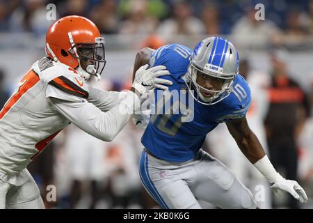 Jacksonville, FL, USA. 29th Nov, 2020. Cleveland Browns long snapper Charley  Hughlett (47) before 1st half NFL football game between the Cleveland  Browns and the Jacksonville Jaguars at TIAA Bank Field in