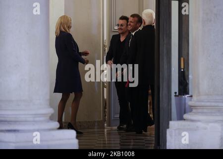 French President Emmanuel Macron (C-R) and his wife Brigitte Macron (L) speak with Irish lead singer of rock band U2, Paul David Hewson aka Bono, at the Elysee Palace, in Paris, after a meeting, on September 10, 2018. Emmanuel Macron received U2 singer Bono, co-founder of the NGO One, to discuss aid development and a partnership between Europe and Africa. (Photo by Geoffroy Van der Hasselt/NurPhoto) Stock Photo