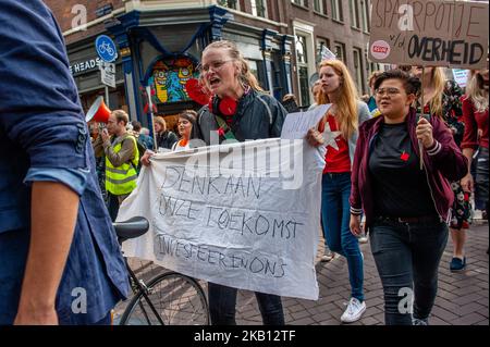 Hundreds of students gathered on 14 September 2018 at the Dam square in Amsterdam, Netherlands to protest against the increase of the interest on the student loan. The Dutch government wants to increase the interest on student loans as of 2020, according to a legislative proposal sent to the Tweede Kamer, the lower house of the Dutch parliament, last week. That will amount to 18 percent higher monthly costs for students with a full bearing capacity. National student union LSVb calls this measure unacceptable and demands that it be scrapped. (Photo by Romy Arroyo Fernandez/NurPhoto) Stock Photo