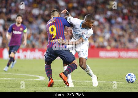 FC Barcelona forward Luis Suarez (9) and PSV Eindhoven defender Denzel Dumfries (22) during the UEFA Champions League match between FC Barcelona and PSV Eindhoven at Camp Nou Stadium corresponding of matchday 1, group B on September 18, 2018 in Barcelona, Spain. (Photo by Urbanandsport/NurPhoto) Stock Photo