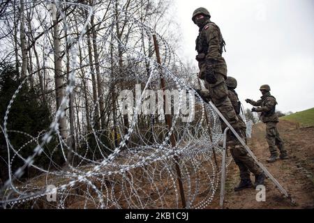 Wisztyniec, Poland, 03/11/2022, Polish Soldiers Are Building A Razor ...