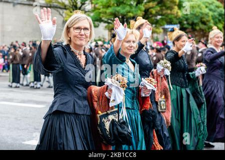 September 23rd, Munich. World-famous procession on the first Sunday of the Oktoberfest. A varied succession of regional costume groups, 'troops' in historical uniforms, marching bands, riflemen, thoroughbred horses, oxen, cows, goats, the decorated drays of the Munich breweries, floats displaying typical local traditions and historic carriages all pass by in a 7-kilometer-long procession through the streets of the city center. (Photo by Romy Arroyo Fernandez/NurPhoto) Stock Photo