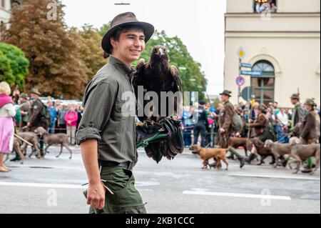 September 23rd, Munich. World-famous procession on the first Sunday of the Oktoberfest. A varied succession of regional costume groups, 'troops' in historical uniforms, marching bands, riflemen, thoroughbred horses, oxen, cows, goats, the decorated drays of the Munich breweries, floats displaying typical local traditions and historic carriages all pass by in a 7-kilometer-long procession through the streets of the city center. (Photo by Romy Arroyo Fernandez/NurPhoto) Stock Photo