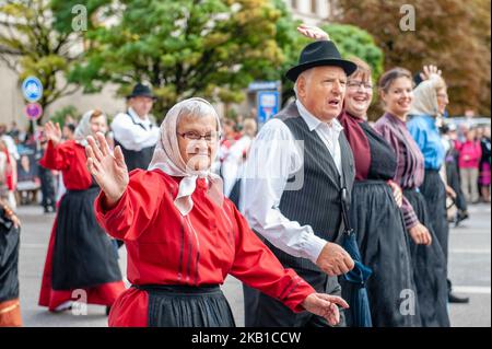 September 23rd, Munich. World-famous procession on the first Sunday of the Oktoberfest. A varied succession of regional costume groups, 'troops' in historical uniforms, marching bands, riflemen, thoroughbred horses, oxen, cows, goats, the decorated drays of the Munich breweries, floats displaying typical local traditions and historic carriages all pass by in a 7-kilometer-long procession through the streets of the city center. (Photo by Romy Arroyo Fernandez/NurPhoto) Stock Photo