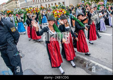 September 23rd, Munich. World-famous procession on the first Sunday of the Oktoberfest. A varied succession of regional costume groups, 'troops' in historical uniforms, marching bands, riflemen, thoroughbred horses, oxen, cows, goats, the decorated drays of the Munich breweries, floats displaying typical local traditions and historic carriages all pass by in a 7-kilometer-long procession through the streets of the city center. (Photo by Romy Arroyo Fernandez/NurPhoto) Stock Photo