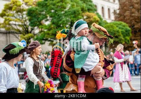 September 23rd, Munich. World-famous procession on the first Sunday of the Oktoberfest. A varied succession of regional costume groups, 'troops' in historical uniforms, marching bands, riflemen, thoroughbred horses, oxen, cows, goats, the decorated drays of the Munich breweries, floats displaying typical local traditions and historic carriages all pass by in a 7-kilometer-long procession through the streets of the city center. (Photo by Romy Arroyo Fernandez/NurPhoto) Stock Photo