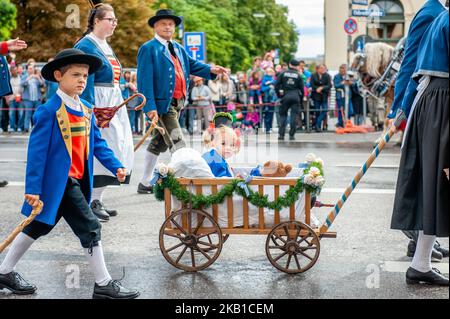 September 23rd, Munich. World-famous procession on the first Sunday of the Oktoberfest. A varied succession of regional costume groups, 'troops' in historical uniforms, marching bands, riflemen, thoroughbred horses, oxen, cows, goats, the decorated drays of the Munich breweries, floats displaying typical local traditions and historic carriages all pass by in a 7-kilometer-long procession through the streets of the city center. (Photo by Romy Arroyo Fernandez/NurPhoto) Stock Photo