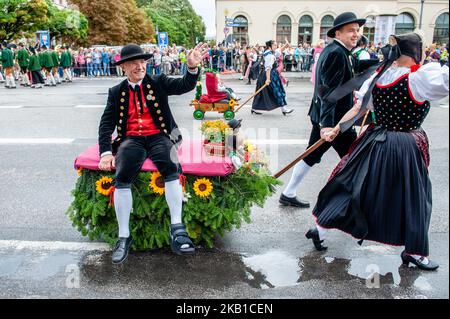 September 23rd, Munich. World-famous procession on the first Sunday of the Oktoberfest. A varied succession of regional costume groups, 'troops' in historical uniforms, marching bands, riflemen, thoroughbred horses, oxen, cows, goats, the decorated drays of the Munich breweries, floats displaying typical local traditions and historic carriages all pass by in a 7-kilometer-long procession through the streets of the city center. (Photo by Romy Arroyo Fernandez/NurPhoto) Stock Photo