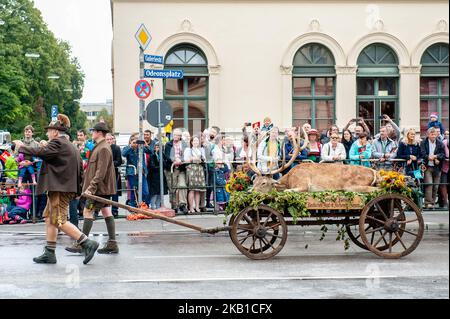 September 23rd, Munich. World-famous procession on the first Sunday of the Oktoberfest. A varied succession of regional costume groups, 'troops' in historical uniforms, marching bands, riflemen, thoroughbred horses, oxen, cows, goats, the decorated drays of the Munich breweries, floats displaying typical local traditions and historic carriages all pass by in a 7-kilometer-long procession through the streets of the city center. (Photo by Romy Arroyo Fernandez/NurPhoto) Stock Photo