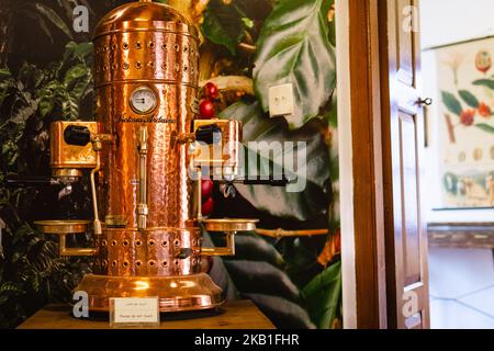 https://l450v.alamy.com/450v/2kb1fhr/022-victoria-arduino-coffee-machine-in-museum-old-coffee-preparation-methods-with-vintage-technology-2kb1fhr.jpg