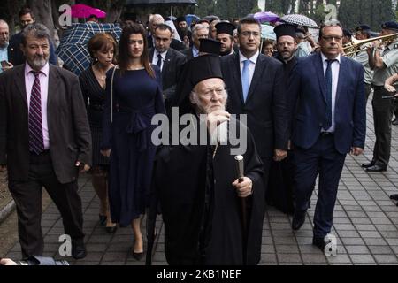 Patriarch Bartholomew visits Thessaloniki Allied Cemetery (Zeitenlik) , Greece, on 30 September 2018 for the 100th anniversary of the end of the WWI. Zeitenlik Allied cemeteries in Thessaloniki, Greece is the largest necropolis in Greece with 20.000 soldiers buried there, most of them are the 8089 French and 7500 Serbians. Along with the Patriarch was Patriarch Irinej of Serbia and Greek politicians. (Photo by Nicolas Economou/NurPhoto) Stock Photo