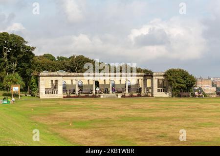 Scarborough, UK: Holbeck Putting Green and shelter built in 1928, part of South Cliff Gardens Stock Photo