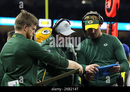 Green Bay Packers quarterback Brett Hundley warms up before an NFL football  game against the Detroit Lions Monday, Nov. 6, 2017, in Green Bay, Wis. (AP  Photo/Mike Roemer Stock Photo - Alamy