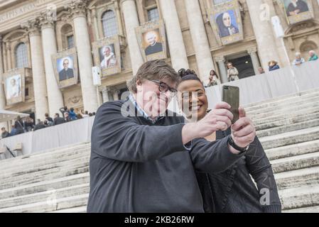 US film director Michael Moore poses for a selfie with Berenice King, daughter of Rev. Martin Luther King, at the end of Pope Francis's general audience in Saint Peter's Square,Vatican City,17 October 2018. (Photo by Massimo Valicchia/NurPhoto) Stock Photo