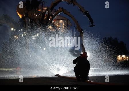 Ariane the giant spider prepares to pass through a water wall. Hundreds of thousands came to see the final act of the show 'Le Gardien du Temple' from 'La Machine' street theater company. Ariane, the giant spider and Asterion, the Minotaur are the main characters of the urban opera. The street theater company 'La Machine' comes back in Toulouse with their giant characters in a world premiere. The characters will play during four days a tale titled 'Le Guardien du Temple' based of Minotaur'story. Toulouse. France. November 4th 2018. (Photo by Alain Pitton/NurPhoto) Stock Photo